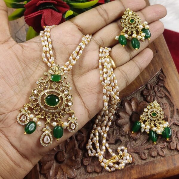 high quality.mehendi finished pendent set with pearls chain..