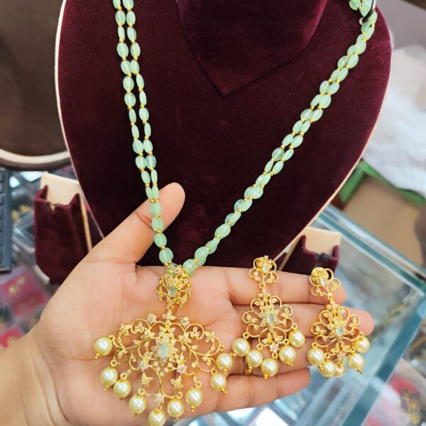 high quality.. Gold finished pendent set .. With pearls chain or monalisa beads chain.