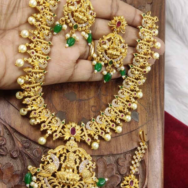 high quality..matt gold finished necklace with tikka...